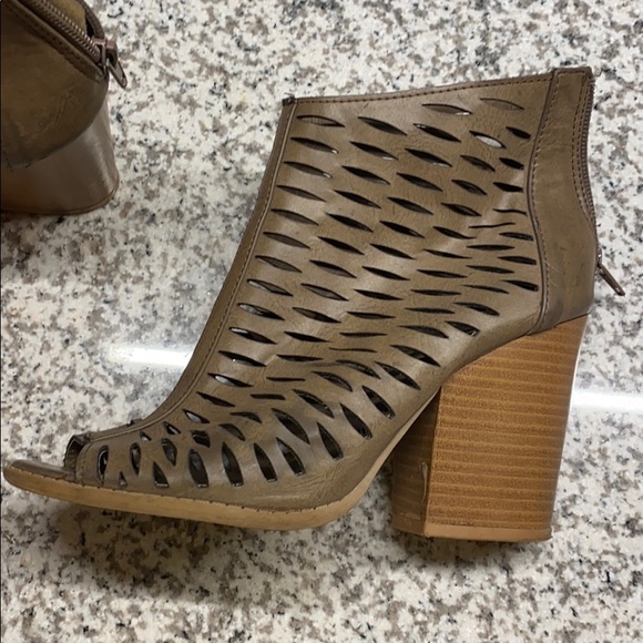 Heals - Picture 2 of 3